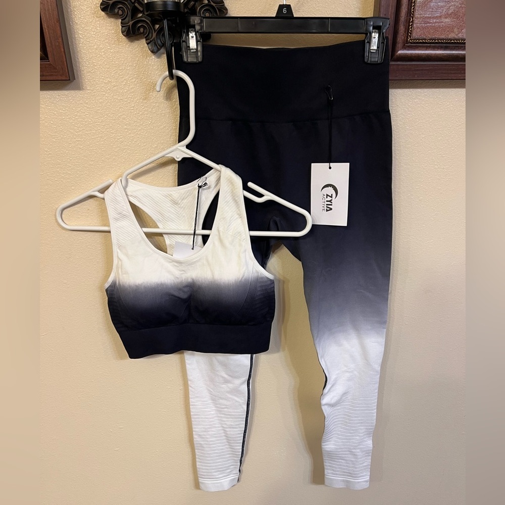 ZYIA‎ NWT size S Performance black/white ombré leggings and sports bra outfit.
